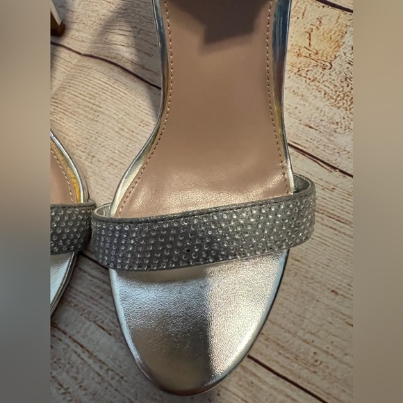 Betsey Johnson Broadway Silver Satin Crystal Ankle Strap 4" Heel Pumps Size 7 - Picture 2 of 7